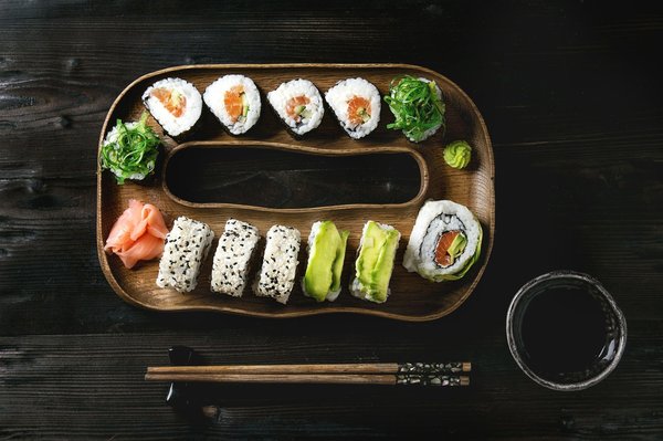 Quelles techniques pour préparer des plats à base de poisson cru dans un restaurant de sushi?
