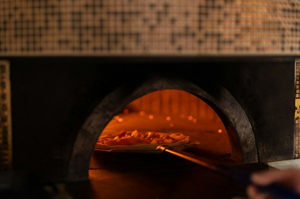 Pourquoi investir dans un four à pizza à bois vaut-il le coup pour les passionnés de cuisine ?